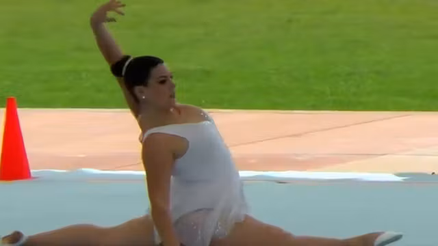 Fuckable gymnastic poses in a show off