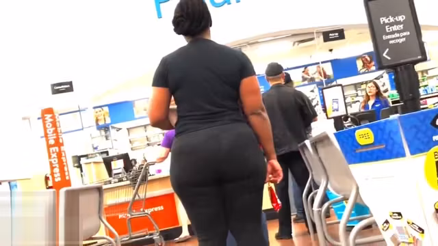 Candid Ass in Leggings 2