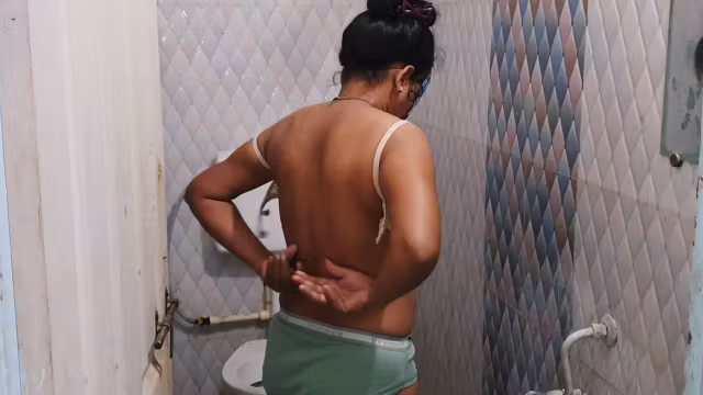 Stepbrother-in-law Fucked Stepsister-in-law While She Was Taking Bath
