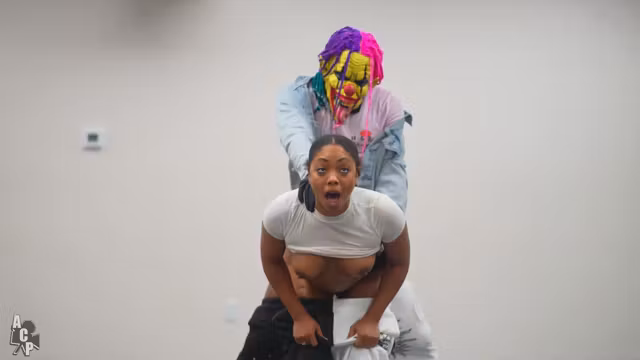 Cali Caliente In Et Gibby Le Clown Se Livrent A Un Concours D