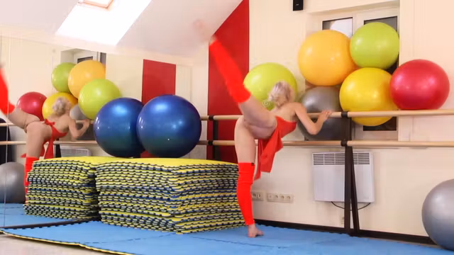 Dora Tornaszkova nude splits and bridges