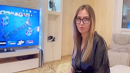 Tricky Stepson Fucks His Naive Stepmom While She Is In Virtual Reality