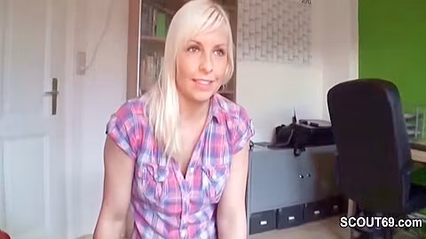 Sie Erwischt Ihn Beim Wichsen Und Hilf Mit Einem Handjob