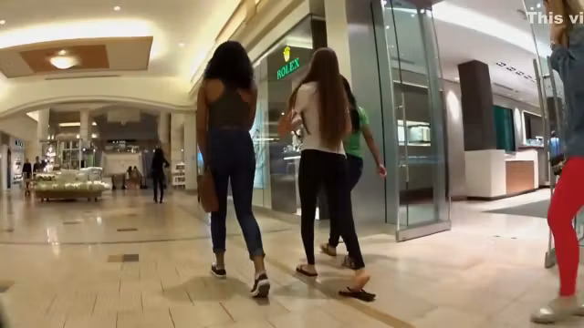 Gap between her thighs is like a bait