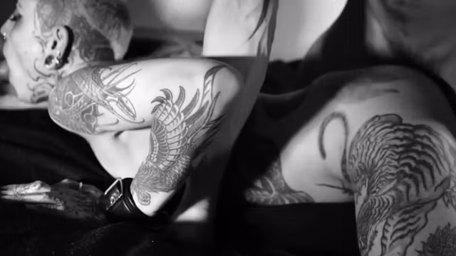 a deux pour faire crier cette nymho tatouée