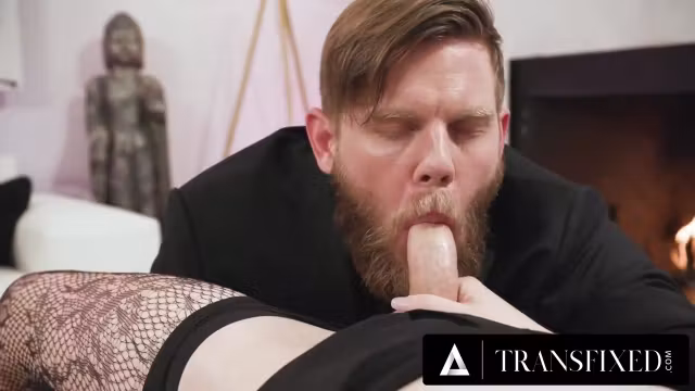 TRANSFIXED - Hot Poker Host Blake Lovely Seduces Hung Friend With Her Sexy Outfit For The Event