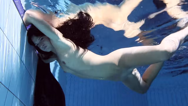 Hot bitch Zhanetta underwater