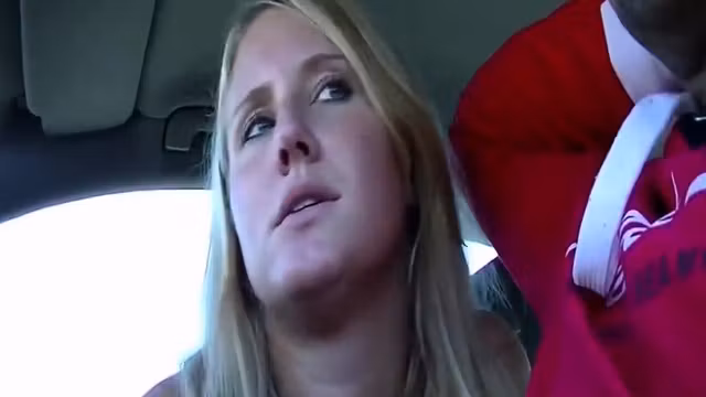 Blowjob waehrend der Autofahrt