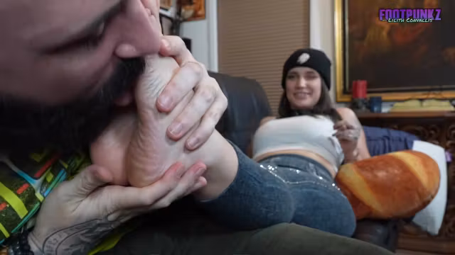 Flexible Pale Brunette With Foot Fetish Does Hot Footjob
