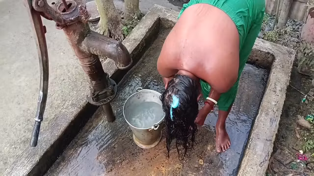 Desi Bhabhi Nahate Hue Mast Lagti Hai