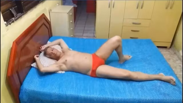 Descansando Gostoso Com o Pau Duro 003