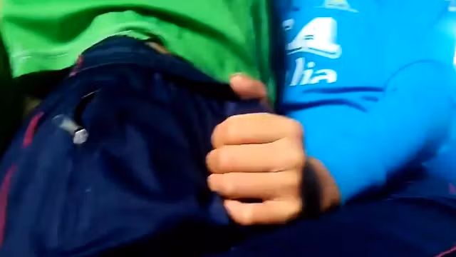 Sarrando pau duro do estudante sonolento