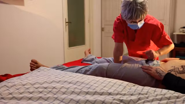 une infirmiére branle un de ses patients