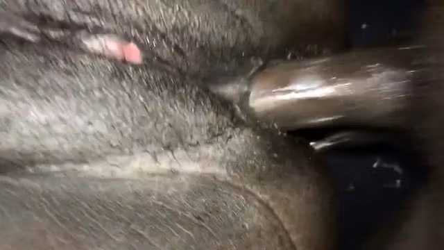 Gros plan sur une fille noire profondement sodo analizer