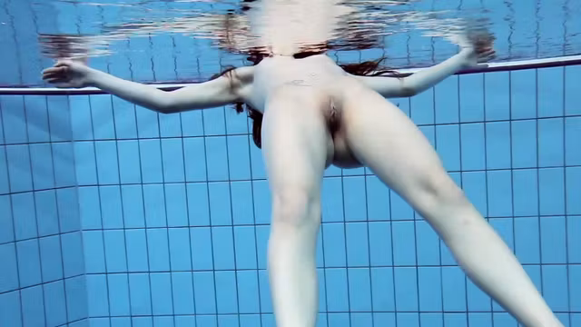 Cheh sexy redhead naked swimming