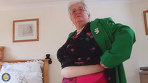 British Big Mature Grandma Playing With Herself - Caroline V