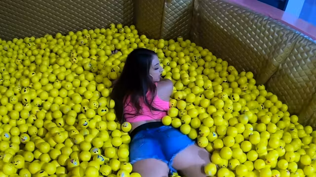 Thickumz - Beautiful Big Ass Teen Backs It Up On A Stud