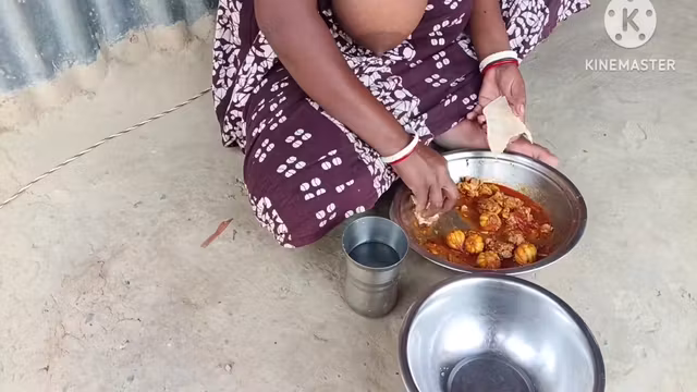 Desi Bhabhi Ne Chicken Ke Sath Roti Khaya Aur Masti Ki