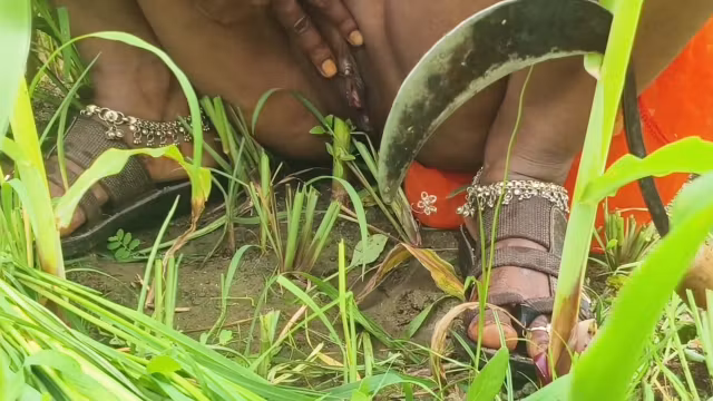 Sonam Puts A Finger In Her Pussy In The Field