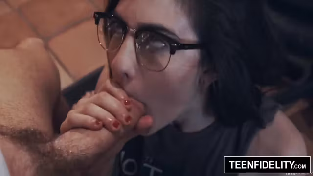 Nerd Girl Jenna Reid Gets A Creampie