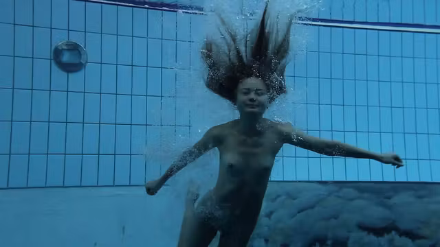 Bouncing booty in a  underwater show