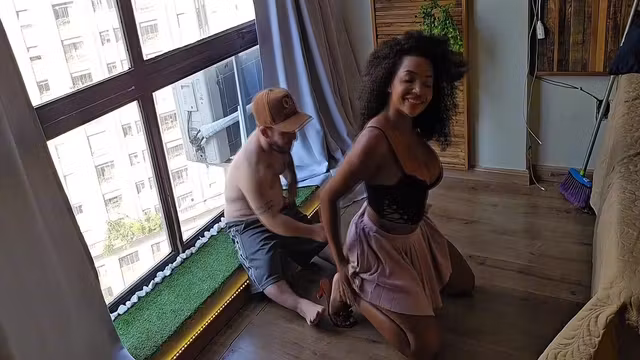 Esse Anao Fudeu Minha Buceta Molhadinha De Em Uma Janela Bem Grande E Transparente Cheia De Vizinhos Em Frente! Nao Existe Nada Mais Excitante Que Isso - Amanda Luz