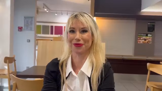 une mature a peine divorcée passe un casting porno