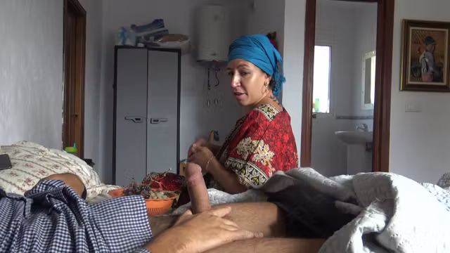 52 Yasındaki Temizlikcim Otel Odasında 25 Liraya Buyuk Pipimi Emiyor