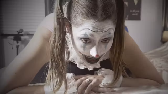 la clown se fait manger la chatte