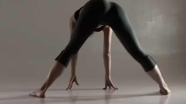 Razdery Noga in tight yoga pants