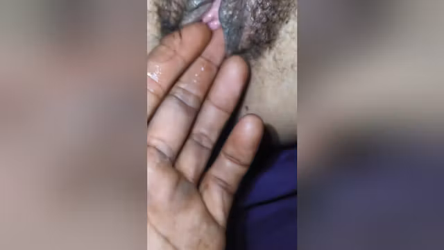Desi Wife Ne Apni Chut Mein Ungli Karai