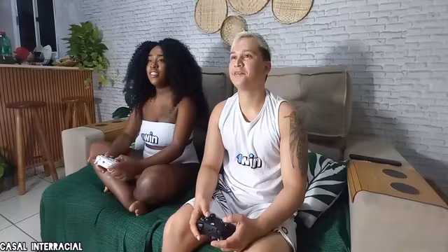 Richards Oliver And Bruna Black - Minha Vizinha Me Interrompe No Meio De Um Jogo Querendo Fuder, Tirou Preservativo E Sentou No Pelo! ( Com Erros De Gravacao No Final) 11 Min
