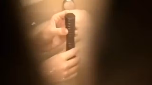 peeps his Step sister while she bathes