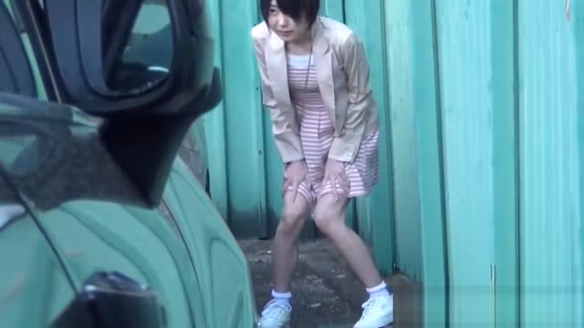 Hot japanese babe pisses