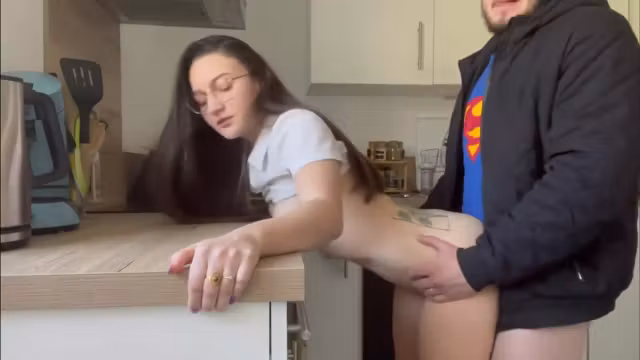 le plombier baise ma chatte rasée