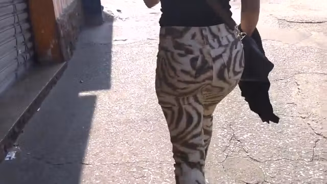 SDRUWS2 - CANDID DELICIOUS BUTT WALKING