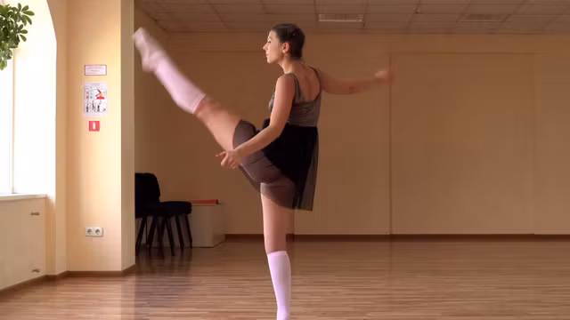 Kim Nadara sexy nyked gymnast