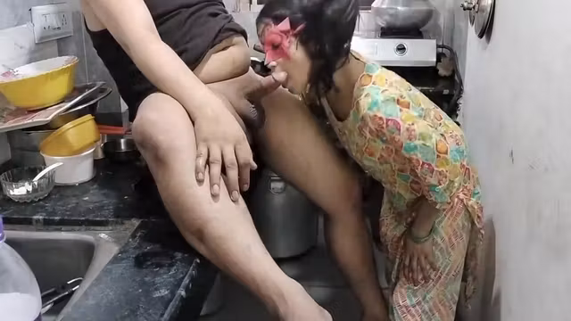 Naukrani Ko Kichen Me Le Jakar Paise Dekar Pela