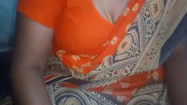 Indian Tamil Sexy Saree Aunty Super Boobs Show