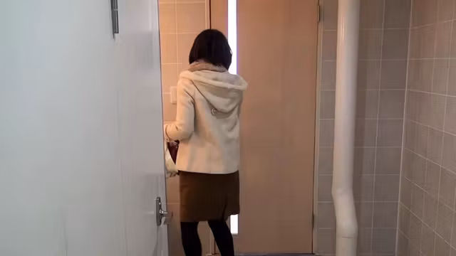 Japanese hottie peeing