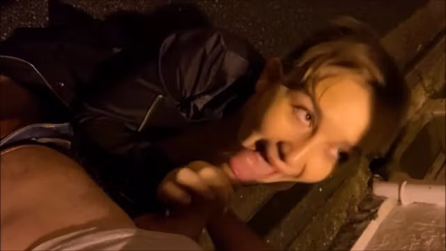 je suce un chanceux en pleine rue de nuit
