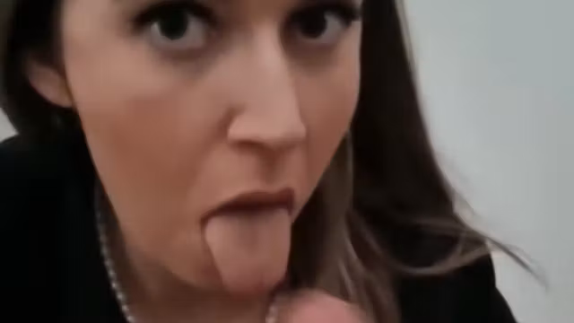 elle suce son mec en voulant recevoir son sperme