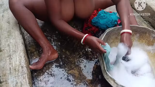 Desi Bhabhi Kapde Dhote Hue Sexy Lagti Hai