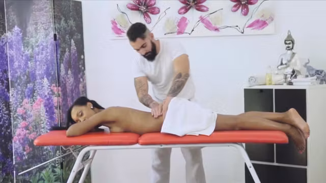 Masseur drilling ebony Latina pussy during therapy
